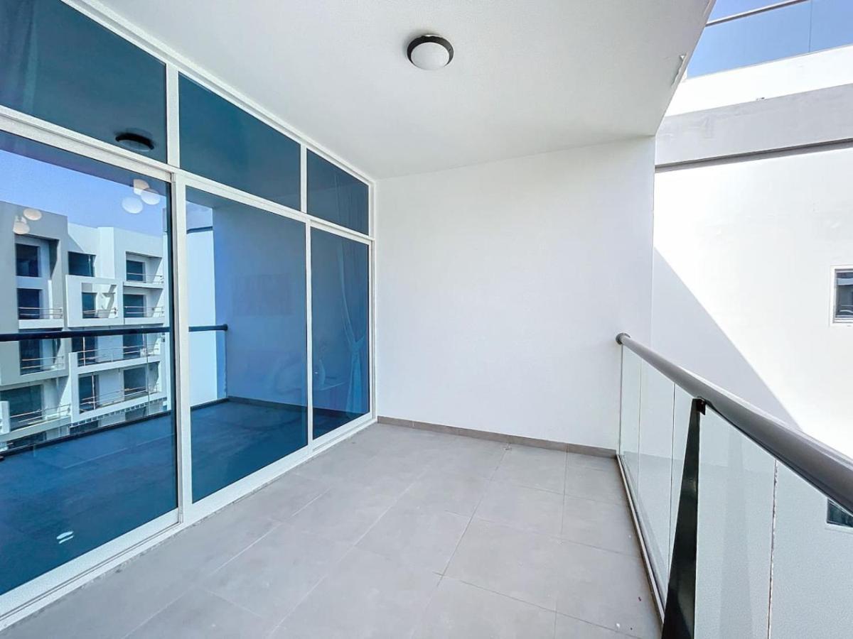 Uni Estate - Fresh One Bedroom Apartment